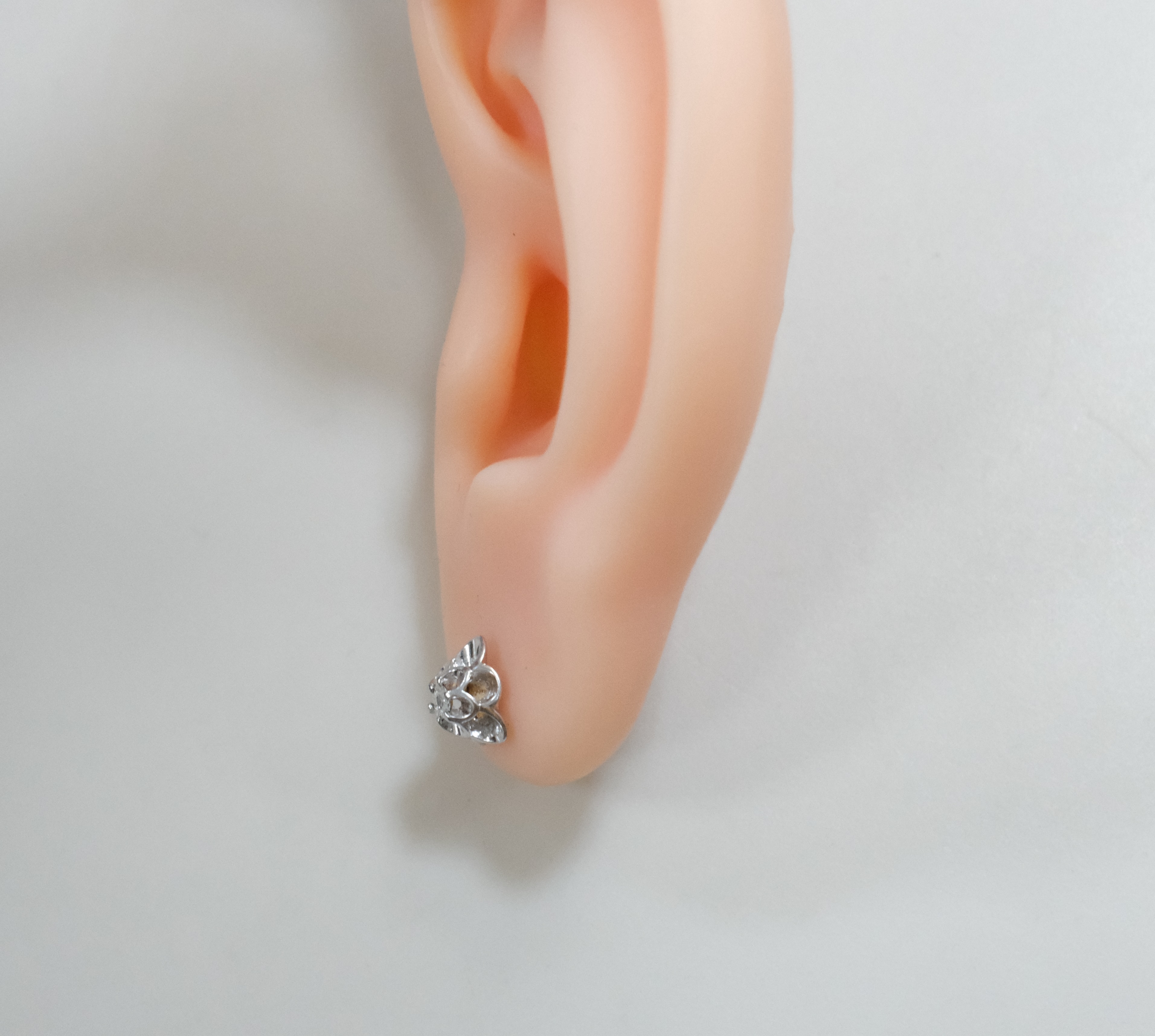 Серебряные серьги-пусеты с бриллиантами